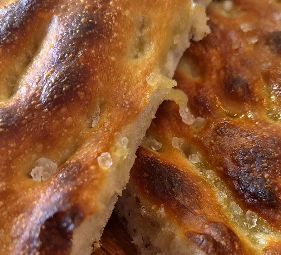 Două felii de focaccia cu ulei de măsline și sare grunjoasă
